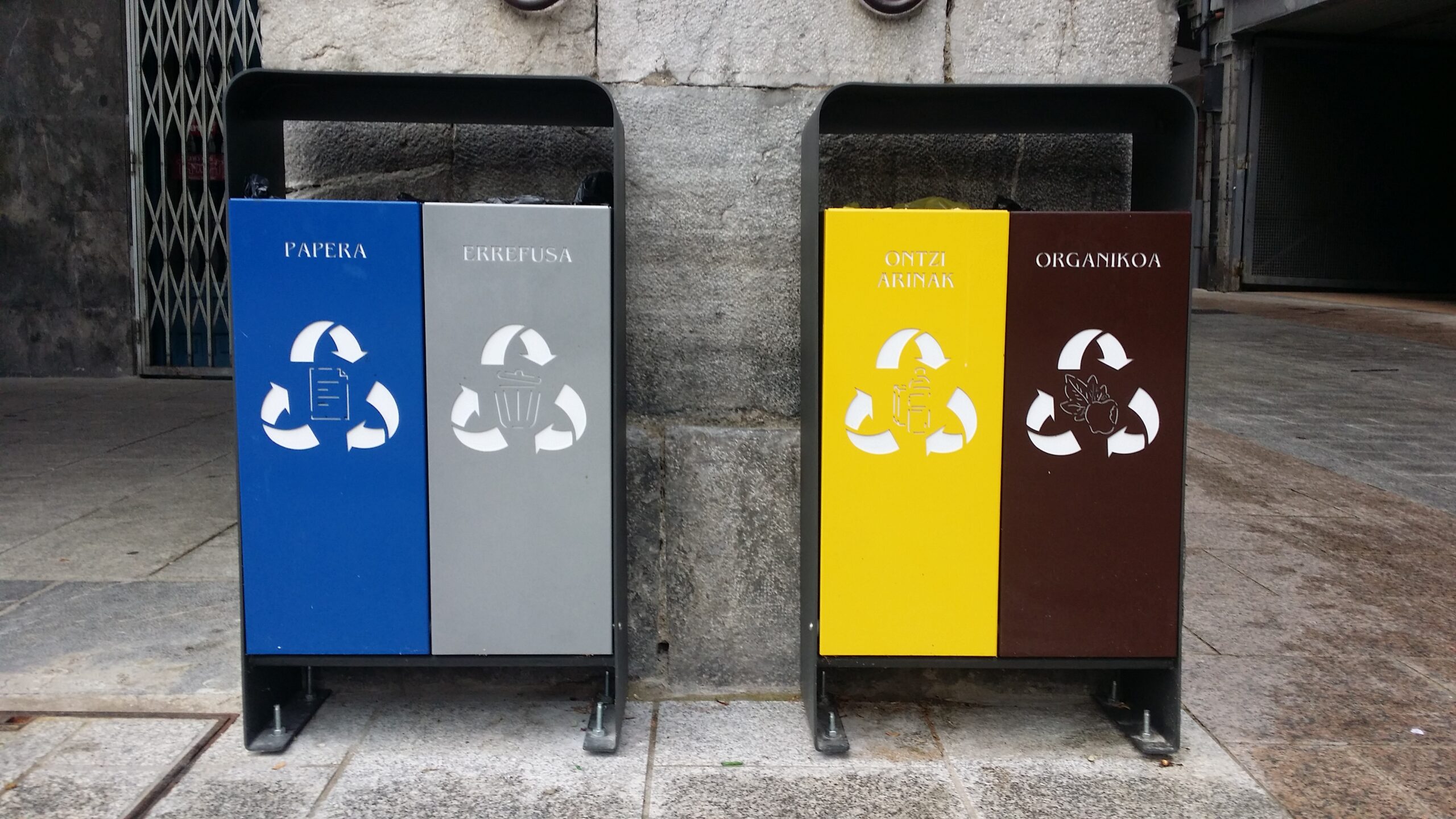 Papelera reciclaje urbano